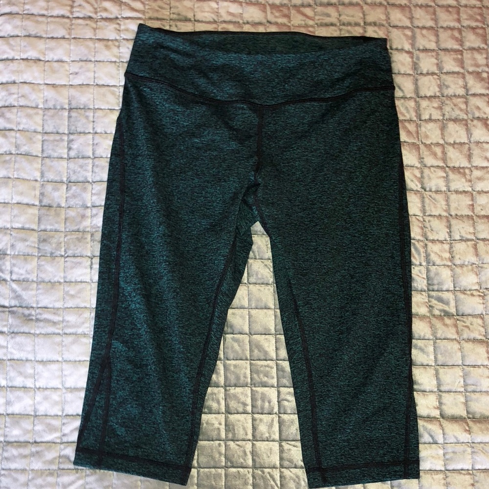 Zella Cropped Leggings in Heathered Hunter Green!!